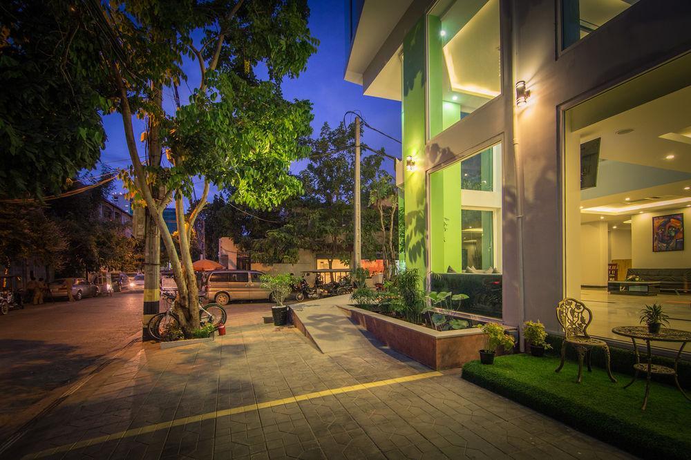 Colina Sky Hotel Phnom Penh Exterior foto